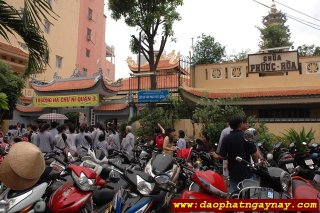 TP. HCM: Quan Âm Tu Viện cúng dường 13 trường hạ