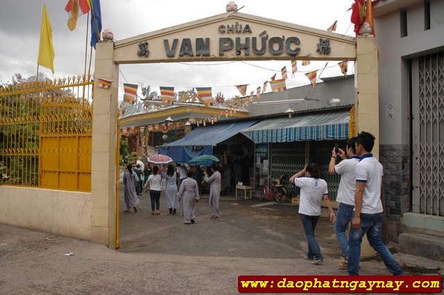 TP. HCM: Quan Âm Tu Viện cúng dường 13 trường hạ