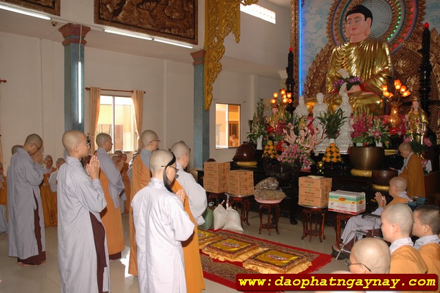 TP. HCM: Quan Âm Tu Viện cúng dường 13 trường hạ