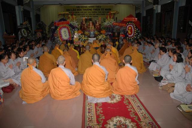 Các phái đoàn viếng ĐLHT. Thích Từ Nhơn chiều tối ngày thứ ba 28/04