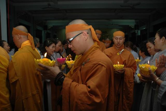 Các phái đoàn viếng ĐLHT. Thích Từ Nhơn chiều tối ngày thứ ba 28/04