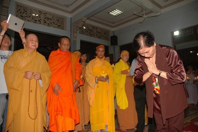 Các phái đoàn viếng ĐLHT. Thích Từ Nhơn chiều tối ngày thứ ba 28/04