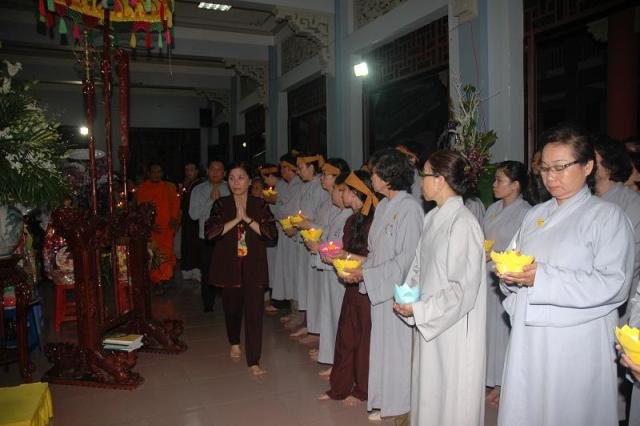 Các phái đoàn viếng ĐLHT. Thích Từ Nhơn chiều tối ngày thứ ba 28/04