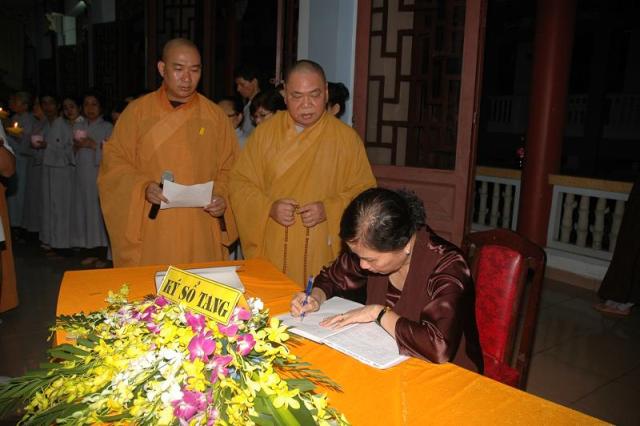 Các phái đoàn viếng ĐLHT. Thích Từ Nhơn chiều tối ngày thứ ba 28/04