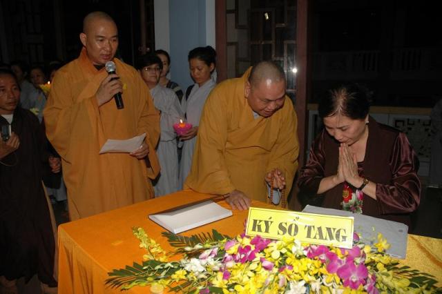 Các phái đoàn viếng ĐLHT. Thích Từ Nhơn chiều tối ngày thứ ba 28/04