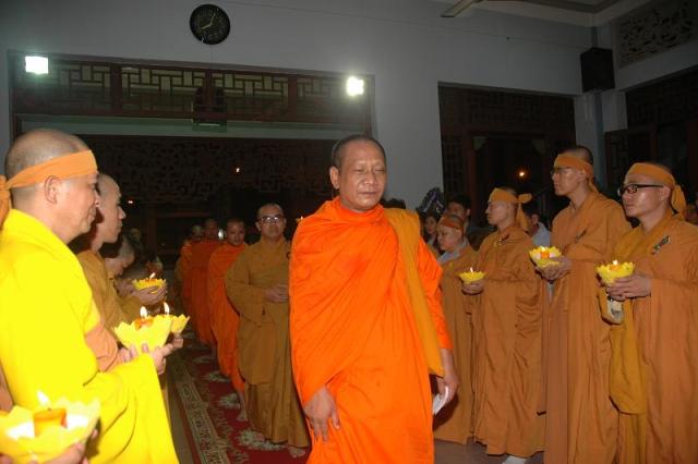 Các phái đoàn viếng ĐLHT. Thích Từ Nhơn chiều tối ngày thứ ba 28/04