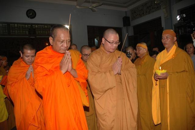 Các phái đoàn viếng ĐLHT. Thích Từ Nhơn chiều tối ngày thứ ba 28/04