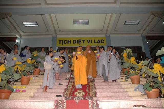 Các phái đoàn viếng ĐLHT. Thích Từ Nhơn chiều tối ngày thứ ba 28/04