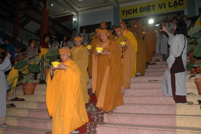 Các phái đoàn viếng ĐLHT. Thích Từ Nhơn chiều tối ngày thứ ba 28/04