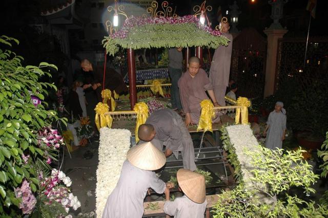 Các phái đoàn viếng ĐLHT. Thích Từ Nhơn chiều tối ngày thứ ba 28/04