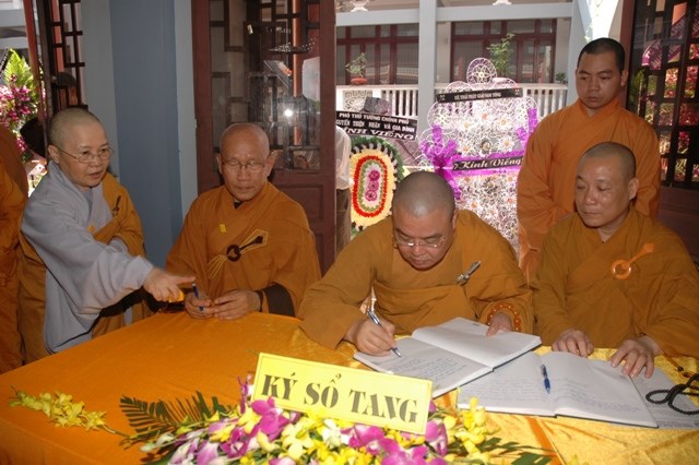 Chùm ảnh sáng ngày thứ 3 tang lễ: TW GHPGVN viếng giác linh ĐLHT. Thích Từ Nhơn