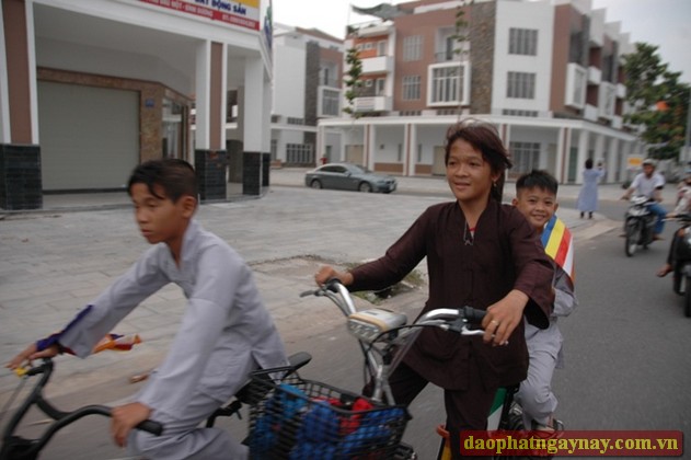 Bình Dương: Rực rỡ mùa Phật đản PL 2557