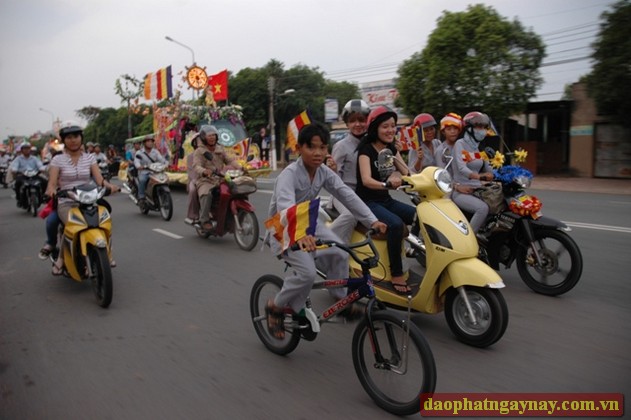 Bình Dương: Rực rỡ mùa Phật đản PL 2557