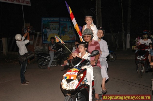 Bình Dương: Rực rỡ mùa Phật đản PL 2557