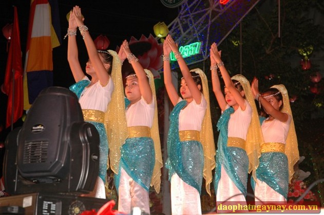 Bình Dương: Rực rỡ mùa Phật đản PL 2557