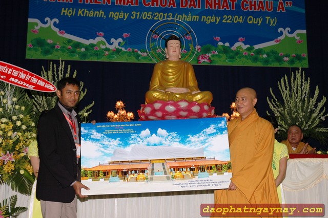 Bình Dương: Lễ đón nhận xác lập kỷ lục &quot;Tượng Phật Nhập Niết Bàn Nằm Trên Mái Chùa Dài Nhất Châu Á&quot;