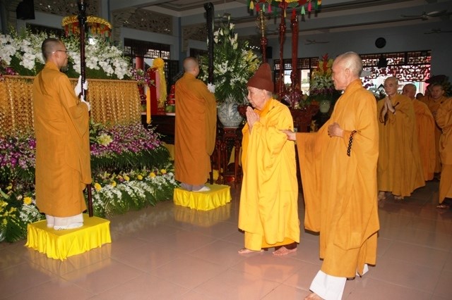 Chùm ảnh: Các đoàn viếng ĐLHT. Thích Từ Nhơn buổi sáng ngày thứ hai 27/4