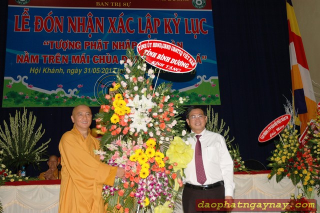 Bình Dương: Lễ đón nhận xác lập kỷ lục &quot;Tượng Phật Nhập Niết Bàn Nằm Trên Mái Chùa Dài Nhất Châu Á&quot;