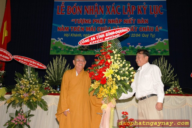 Bình Dương: Lễ đón nhận xác lập kỷ lục &quot;Tượng Phật Nhập Niết Bàn Nằm Trên Mái Chùa Dài Nhất Châu Á&quot;