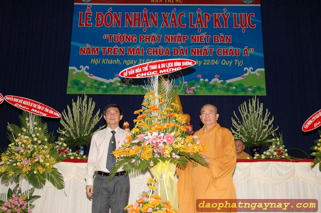 Bình Dương: Lễ đón nhận xác lập kỷ lục &quot;Tượng Phật Nhập Niết Bàn Nằm Trên Mái Chùa Dài Nhất Châu Á&quot;