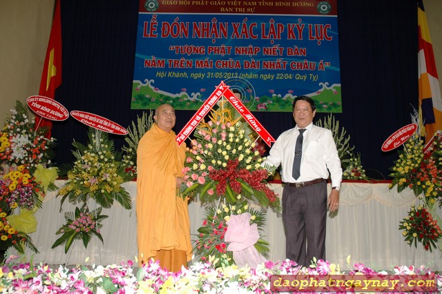 Bình Dương: Lễ đón nhận xác lập kỷ lục &quot;Tượng Phật Nhập Niết Bàn Nằm Trên Mái Chùa Dài Nhất Châu Á&quot;