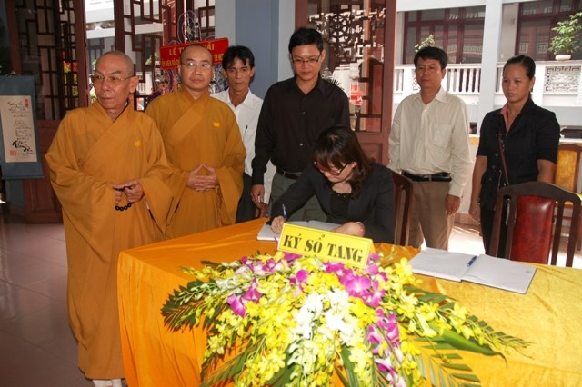 Chùm ảnh: Các đoàn viếng ĐLHT. Thích Từ Nhơn buổi sáng ngày thứ hai 27/4
