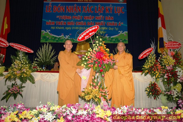 Bình Dương: Lễ đón nhận xác lập kỷ lục &quot;Tượng Phật Nhập Niết Bàn Nằm Trên Mái Chùa Dài Nhất Châu Á&quot;