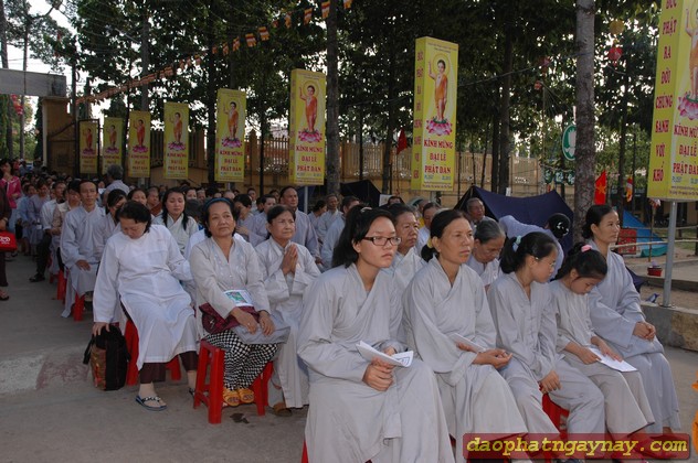 Bình Dương: Chào mừng Đại Lễ Phật Đản PL 2557 và khai hạ an cư