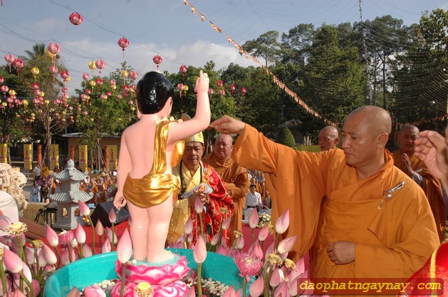 Bình Dương: Chào mừng Đại Lễ Phật Đản PL 2557 và khai hạ an cư