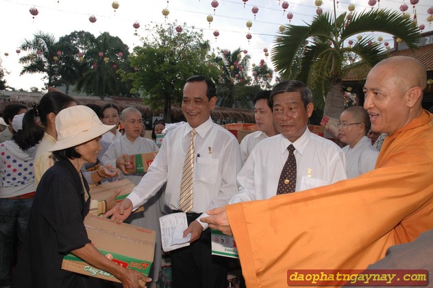 Bình Dương: Chào mừng Đại Lễ Phật Đản PL 2557 và khai hạ an cư