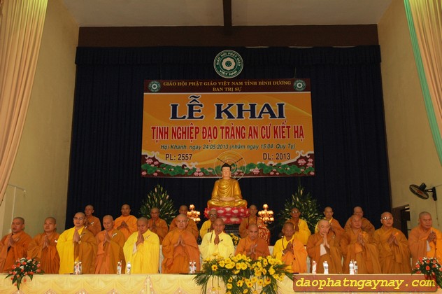 Bình Dương: Chào mừng Đại Lễ Phật Đản PL 2557 và khai hạ an cư
