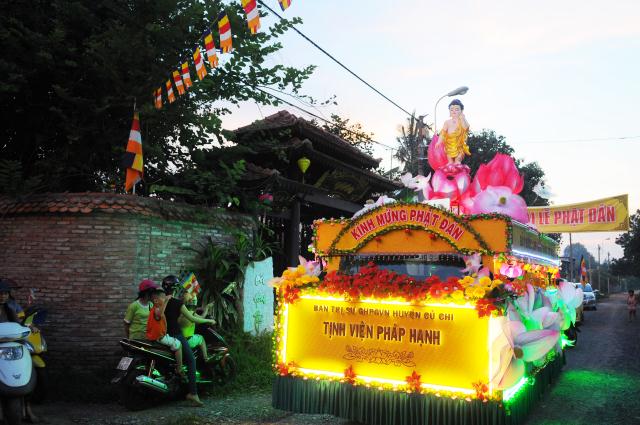 TP.HCM: Củ Chi diễu hành xe hoa đón mừng Phật đản