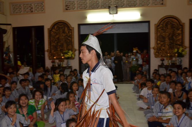 Tiền Giang: Đêm biểu diễn thời trang và văn nghệ tại khóa tu “Vươn tới những ước mơ”