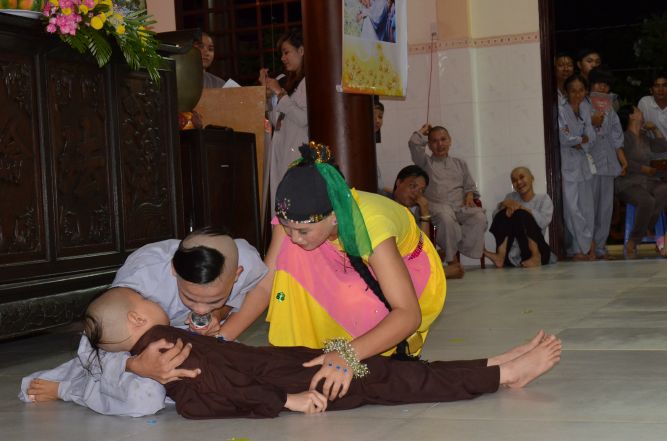 Tiền Giang: Đêm biểu diễn thời trang và văn nghệ tại khóa tu “Vươn tới những ước mơ”