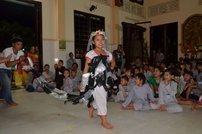 Tiền Giang: Đêm biểu diễn thời trang và văn nghệ tại khóa tu “Vươn tới những ước mơ”