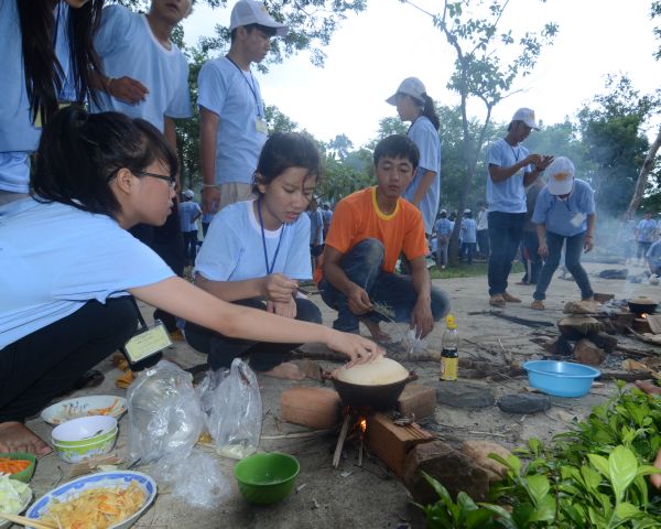 Buôn Mê: Bửa cơm yêu thương tại khóa tu Thiện Tài Đồng Tử