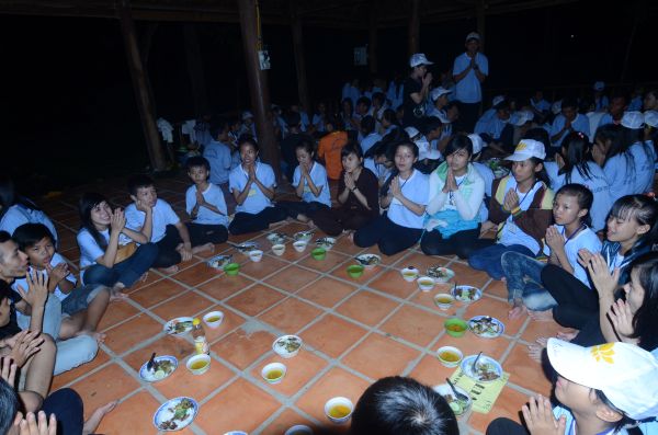 Buôn Mê: Bửa cơm yêu thương tại khóa tu Thiện Tài Đồng Tử