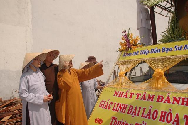 Các phái đoàn viếng ĐLHT. Thích Từ Nhơn chiều tối ngày thứ ba 28/04