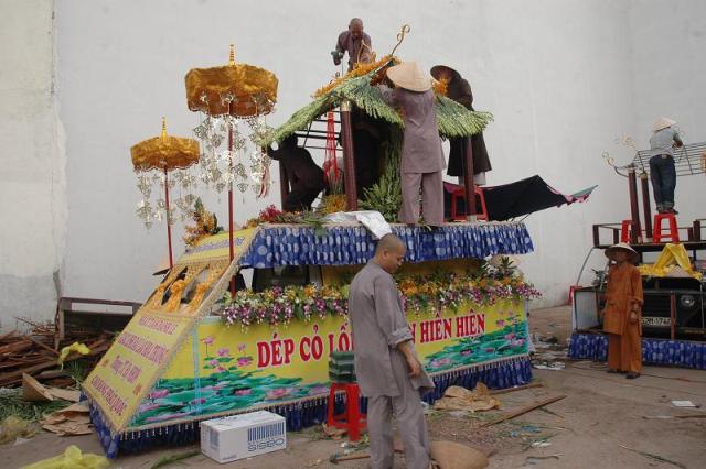 Các phái đoàn viếng ĐLHT. Thích Từ Nhơn chiều tối ngày thứ ba 28/04