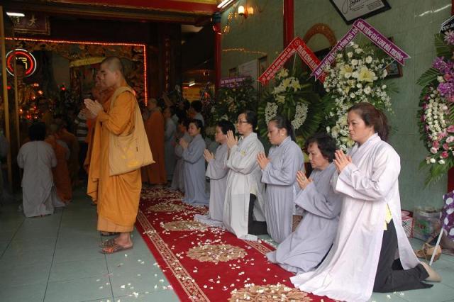 Các phái đoàn viếng ĐLHT. Thích Từ Nhơn chiều tối ngày thứ ba 28/04