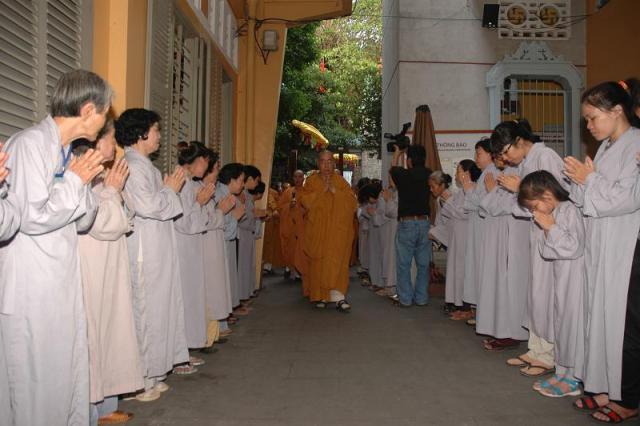 Các phái đoàn viếng ĐLHT. Thích Từ Nhơn chiều tối ngày thứ ba 28/04