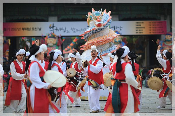 Hàn Quốc : Chùa Phụng Ân sinh hoạt Lễ Phật Đản