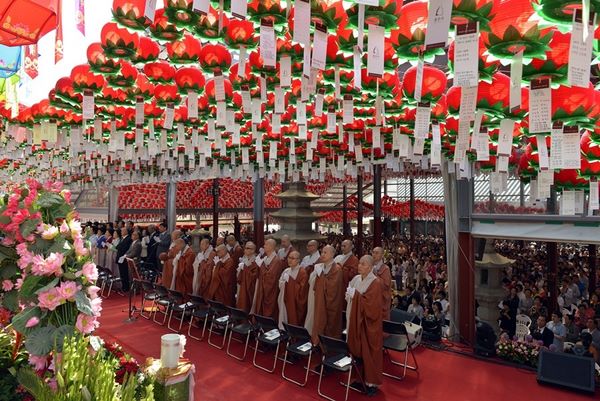 Hàn Quốc : Chùa Phụng Ân sinh hoạt Lễ Phật Đản