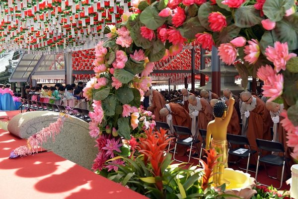Hàn Quốc : Chùa Phụng Ân sinh hoạt Lễ Phật Đản