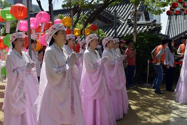 Hàn Quốc : Chùa Phụng Ân sinh hoạt Lễ Phật Đản