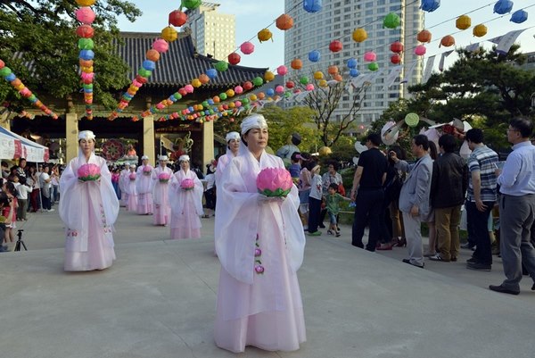 Hàn Quốc : Chùa Phụng Ân sinh hoạt Lễ Phật Đản