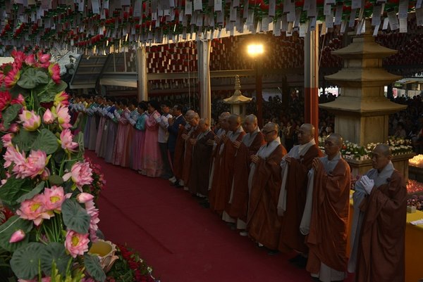 Hàn Quốc : Chùa Phụng Ân sinh hoạt Lễ Phật Đản