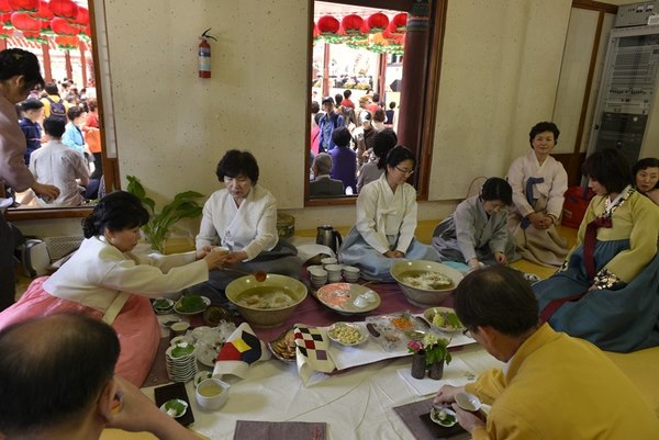 Hàn Quốc : Chùa Phụng Ân sinh hoạt Lễ Phật Đản
