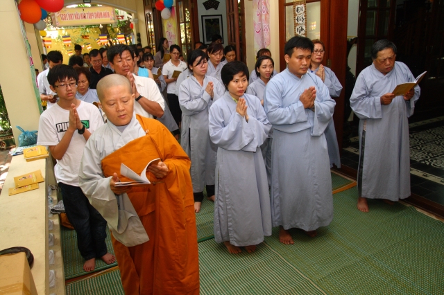 Chùm ảnh: Lễ tắm Phật tại chùa Giác Ngộ