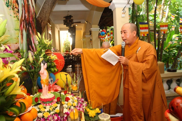 Chùm ảnh: Lễ tắm Phật tại chùa Giác Ngộ